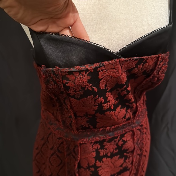 GORGEOUS BROCADE COCKTAIL DRESS - Picture 4 of 6